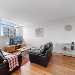 Stylish 1-Bed Flat with Pool BBQ & Sauna Access