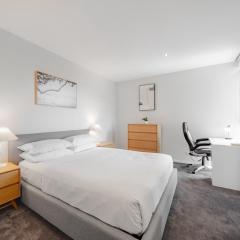 Stylish 1-Bed Flat with Pool BBQ & Sauna Access