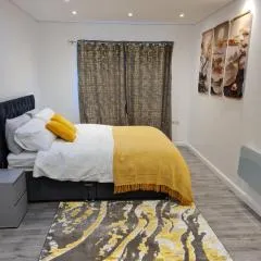 Modern One Bedroom Flat with Private Back Garden