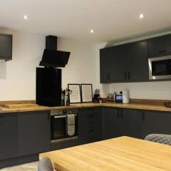 Modern 3 bed Fantastic Location & Long stays