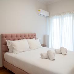 Spacious 2 BR apartment next to Acropolis