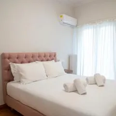Spacious 2 BR apartment next to Acropolis