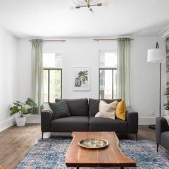 Luxurious Old Montreal Parking Patio 10 Guests