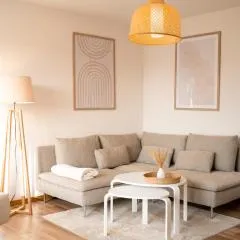 C4S COME4STAY Altötting - 3-Zi Whg I Zentrale Lage I Parkplatz I Balkon I WIFI I SmartTV I 1 Kingsize, 1 Queensize Bett I Office Arbeitsplatz I Wohnbereich mit Couch und Essbereich I voll ausgestattete Küche I Nespresso