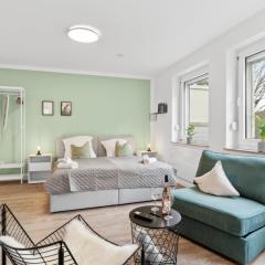 SHINY HOMES - Bright & Elegant City Apartment