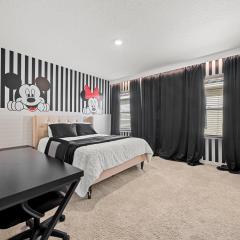 Spacious 6 bed 6 bath Sleeps 16 Heated Pool Jacuzzi 12 miles from Disney