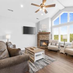 Spacious! Pools, Hot Tub, Free Attraction Tickets!!