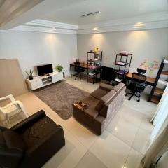 Suíte do anfitrião com ar, cama king wifi no Refúgio Raízes