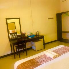 Green guesthouse sunset 4000island