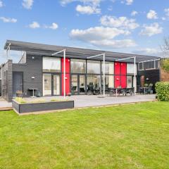 Beautiful Architect-Designed Holiday Home Close To The Beach