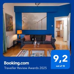 Twin Heights Retro Home for 3 by Filos Inc（Twin Heights: A Retro Home for 3）