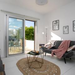 EDEN-Perfect Location, Sea View, Stylish Apartment