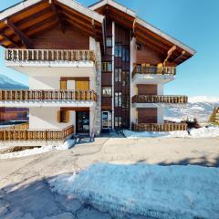 Stunning apartment with mountain view