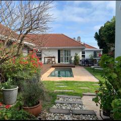 Crinum House and cottages in Bloubergstrand