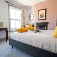 Family friendly, sleeps 5, 3 mins to beach