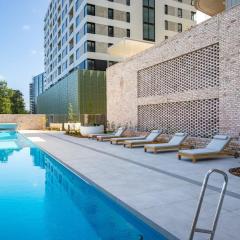 Modern 2 Bedroom Apartment in Phillip with Parking