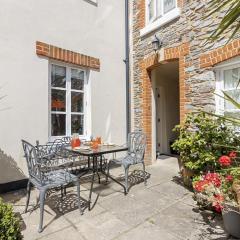 Old Mill Court, Charming Mews House with Parking