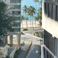 Apto Pitangueiras Enorme 150m2, 200m da praia, vista, 2 vagas carro, piscina, servico praia, 3 quartos com ar condicionado e 3 banheiros