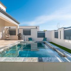 Villa avec piscine extérieur