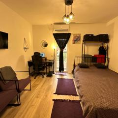 Discreet Charm, Senjak