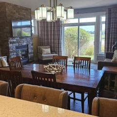 Spacious Condo next to The Blue Mountains w Patio