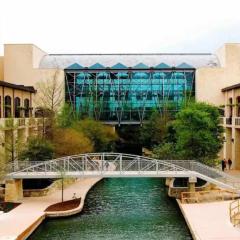 Peaceful pvt room in shared home near lively Downtown San Antonio