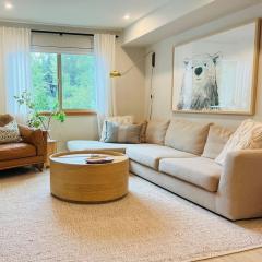 Stunning 2BR, Sleeps 6, Patio BBQ, Pool, Near Lakes