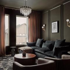 Stylish Moody Condo, Gym, Rooftop Views, Fireplace, King Bed, Free Parking, Full Kitchen, 24Hr Hospitality, Near Five Points Dining & Broadway, Perfect for Long Stays & Skyline Sunsets