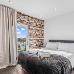 Stylish 3 Bed House in Reading, Perfect for Business & Contractors, Free Parking!