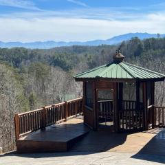 Hot tub, Smoky Mountain view, easy drive- gorgeous 3BR with loft game room!
