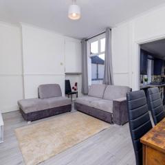 4-bed house in Kettering for groups and long stays