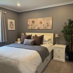 Holly Lodge - 2 x Kingsize bedrooms with private entrance and free parking-new shower room