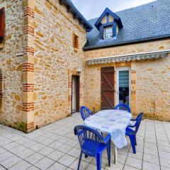 Maison en pierre avec une terrasse, ideal pour 4