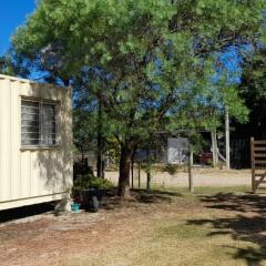 Contenedor y espacio verde