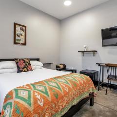 Queen room with access to chef's kitchen