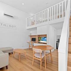 The Cot at The Entrance