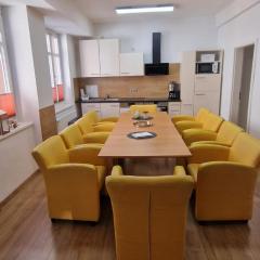 Für Gruppen und Familien - große Ferienwohnung Nähe Stadtpark, 4 Schlafzimmer, 2 Bäder, Terrasse, Parkplatz