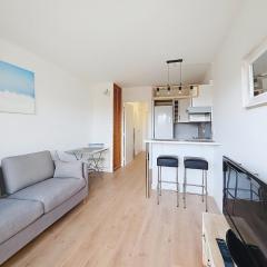 Vacation apartment near sea with private parking