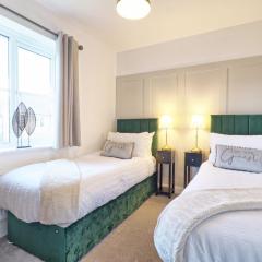 Classic 4 BDR House in Colchester - Sleeps up to 8 - WiFi -Parking -Garden - Business - Contractors - Families - Long Term Stays