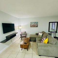 Apartment in Hollywood close to shops & beach 108