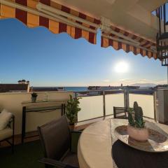 Ático Mediterráneo con Terraza y Solárium en el centro y a un paso del mar en Rincón de la Victoria