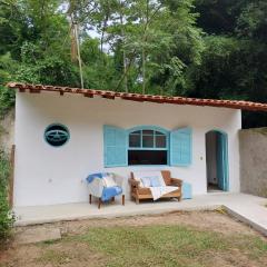 Charmosa edícula próxima a praia