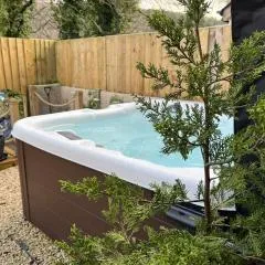 Hot tub Retreat In The Valley's Of South Wales