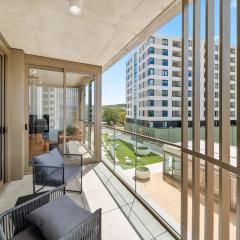 Bright 2-Bed Apartment with Gym BBQ & Pool Access