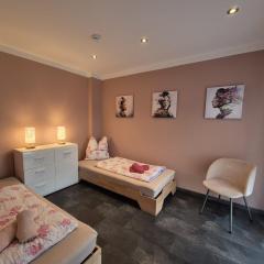 Große Ferienwohnung, Klima in den Schlafzimmern, 3 Zimmer, Balkon & große Küche - In Seenähe, schnell in der Stadt