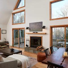 Private Chalet with Fire Pit Deck and Large Yard