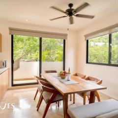 Prime Location 2 BR Apartment with Natural Ligthed & LX Amenities by Waves Management
