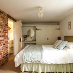 Woodman's Barn with countryside views - Sleeps 6