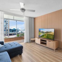 The Suntide - Beachfront 2Bedroom Unit at Central Surfers with Parking and Netflix
