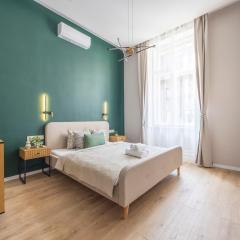 Luxe & Charm Central Grand Suite with 3BEDRM, 3BATHRM